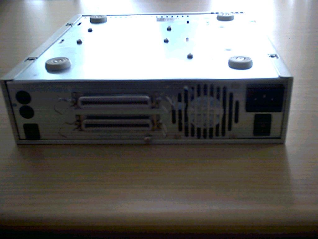 boitier SCSI pour lecteur disquette sous toutes les coutures