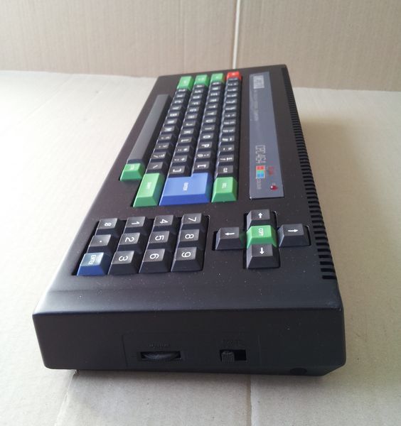 Amstrad CPC 464 vu de coté droit