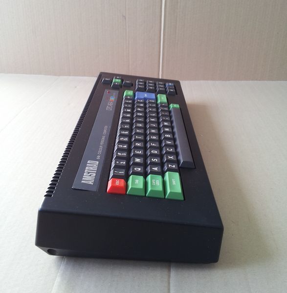 Amstrad CPC 464 vu de cot gauche