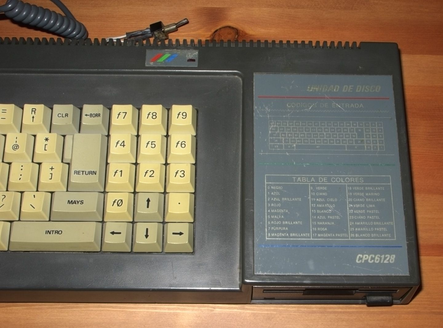 façade avant de l'Amstrad CPC 6128 et switch