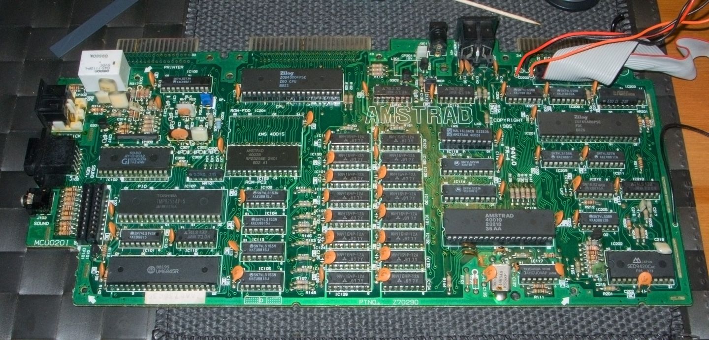 carte mère de l'Amstrad CPC 6128 sans les condensateurs et le 40015