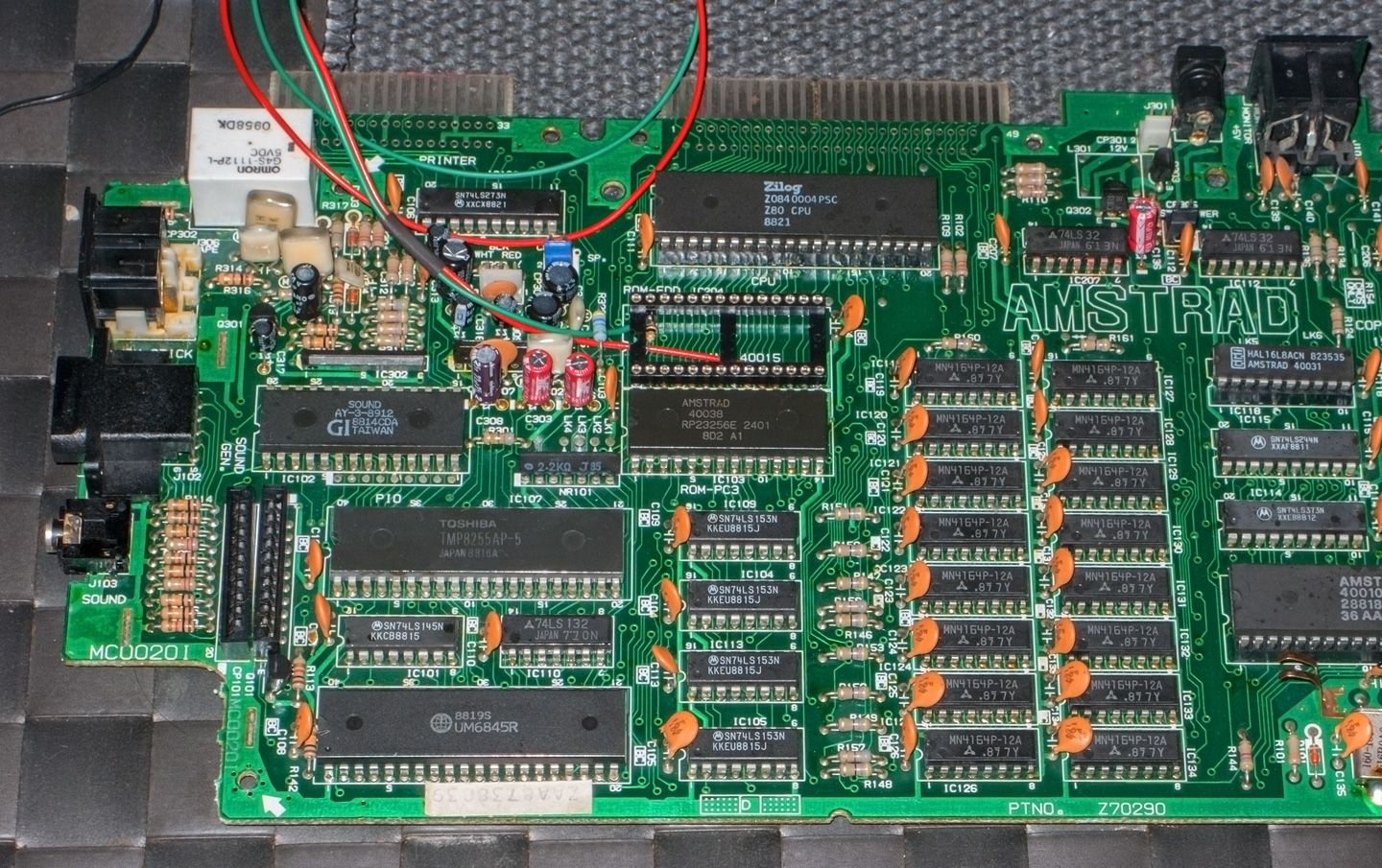 condensateurs et puce 40015 rinstalls sur la carte mre de l'Amstrad CPC 6128