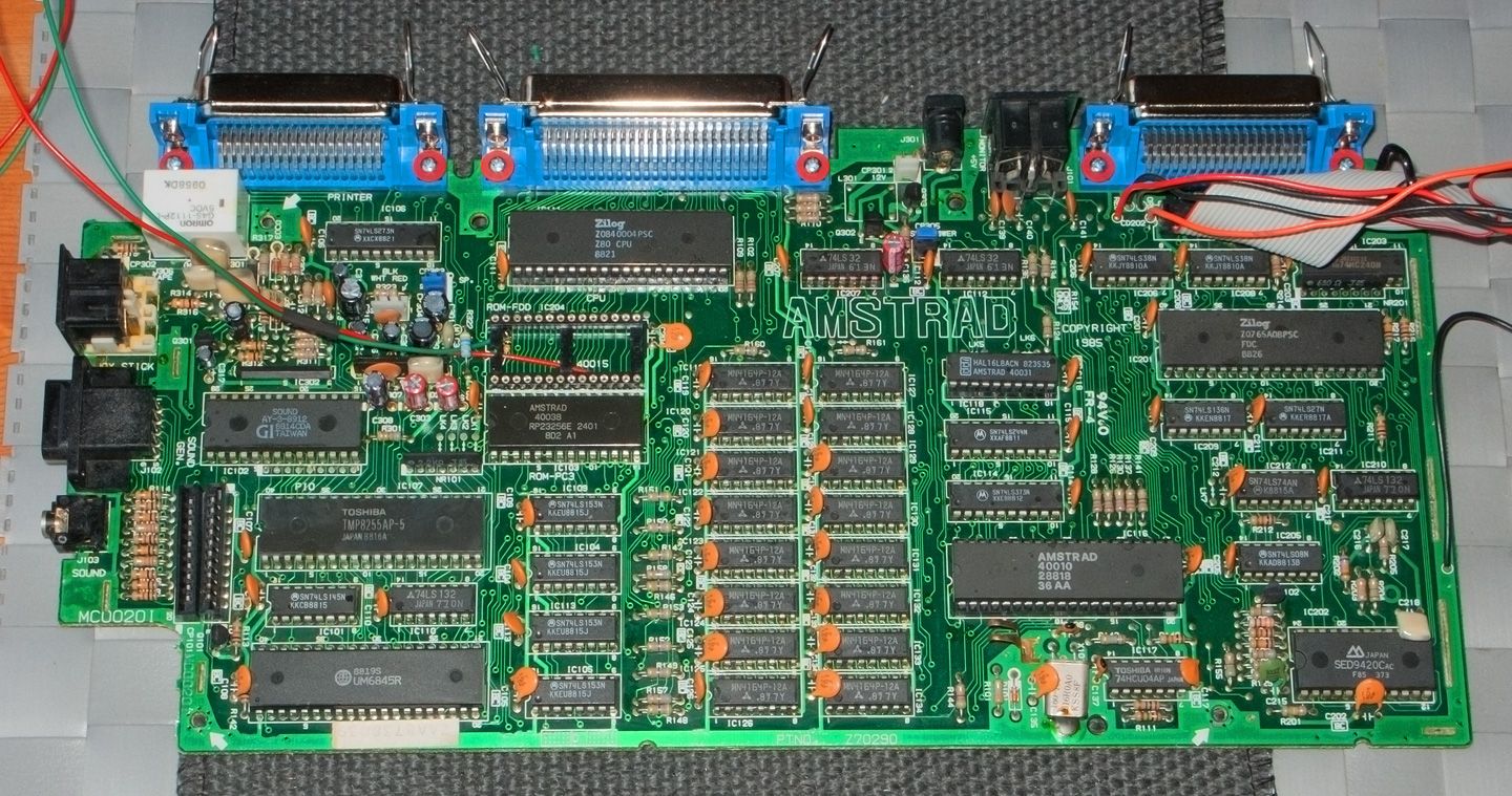 ports centronics rajoutés sur la carte mère de l'Amstrad CPC 6128