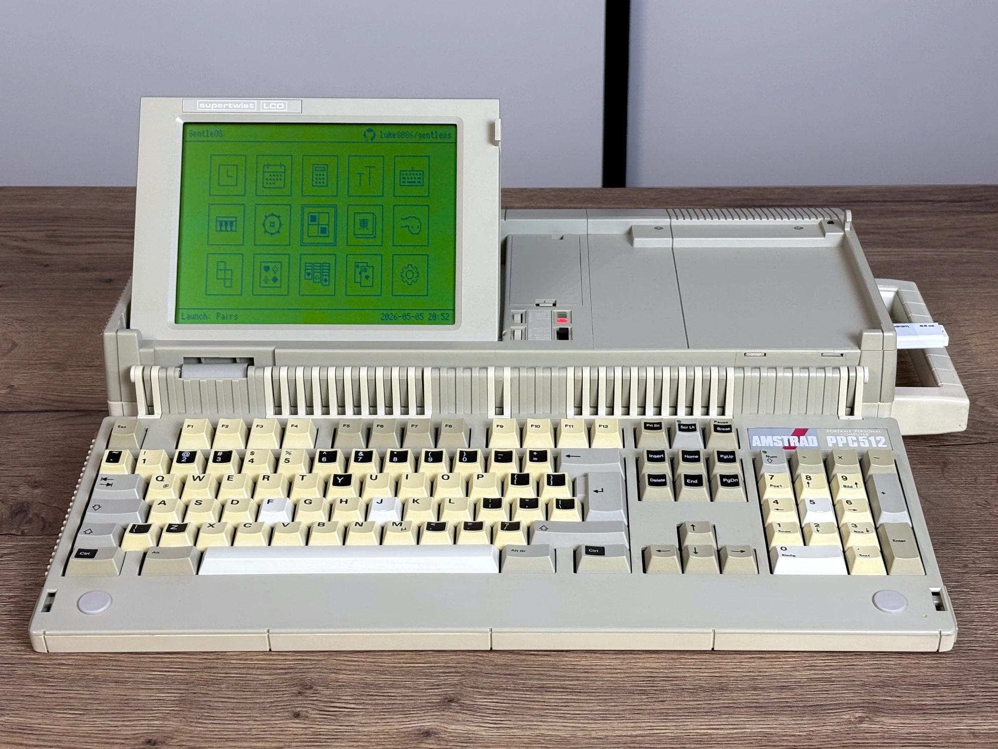 GentleOS/16 on Amstrad PPC 512